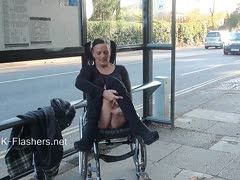 Hübsches Girl im Rollstuhl zieht outdoor blank