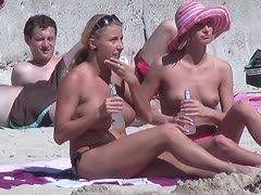 Due lesbiche tedesche lo fanno in spiaggia