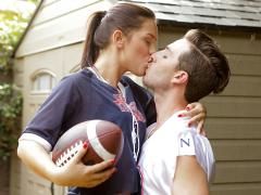 Heiße Chearlederin treibt es mit dem Quarterback