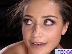 Beim Bondage die 18 jährige rangenommen