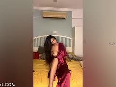 Das Webcamgirl zieht blank