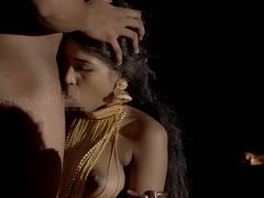 Indische Frau in alle zwei Löcher genagelt