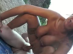 Draußen gibt sich das Busenluder hin